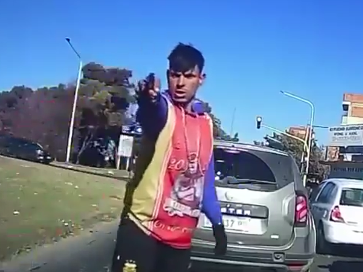 Asalto de terror en La Matanza: una cámara registró como un delincuente le apuntó a la cabeza a una conductora.