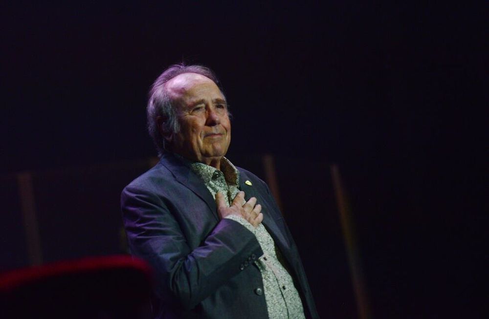 El canatautor catalán se despidió del público cordobés repasando lo más intenso de su repertorio emocionando a sus fans. Foto Javier Ferreyra