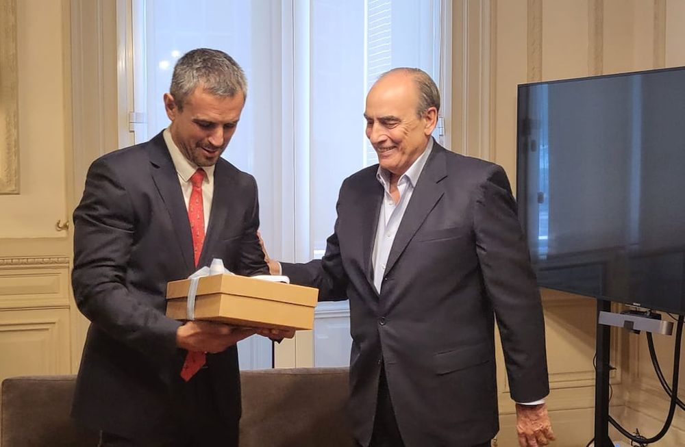 El ministro del Interior, Guillermo Francos le entregó al presidente de la Cámara de Diputados, Martín Menem, la ley ómnibus (Foto: HCDN)
