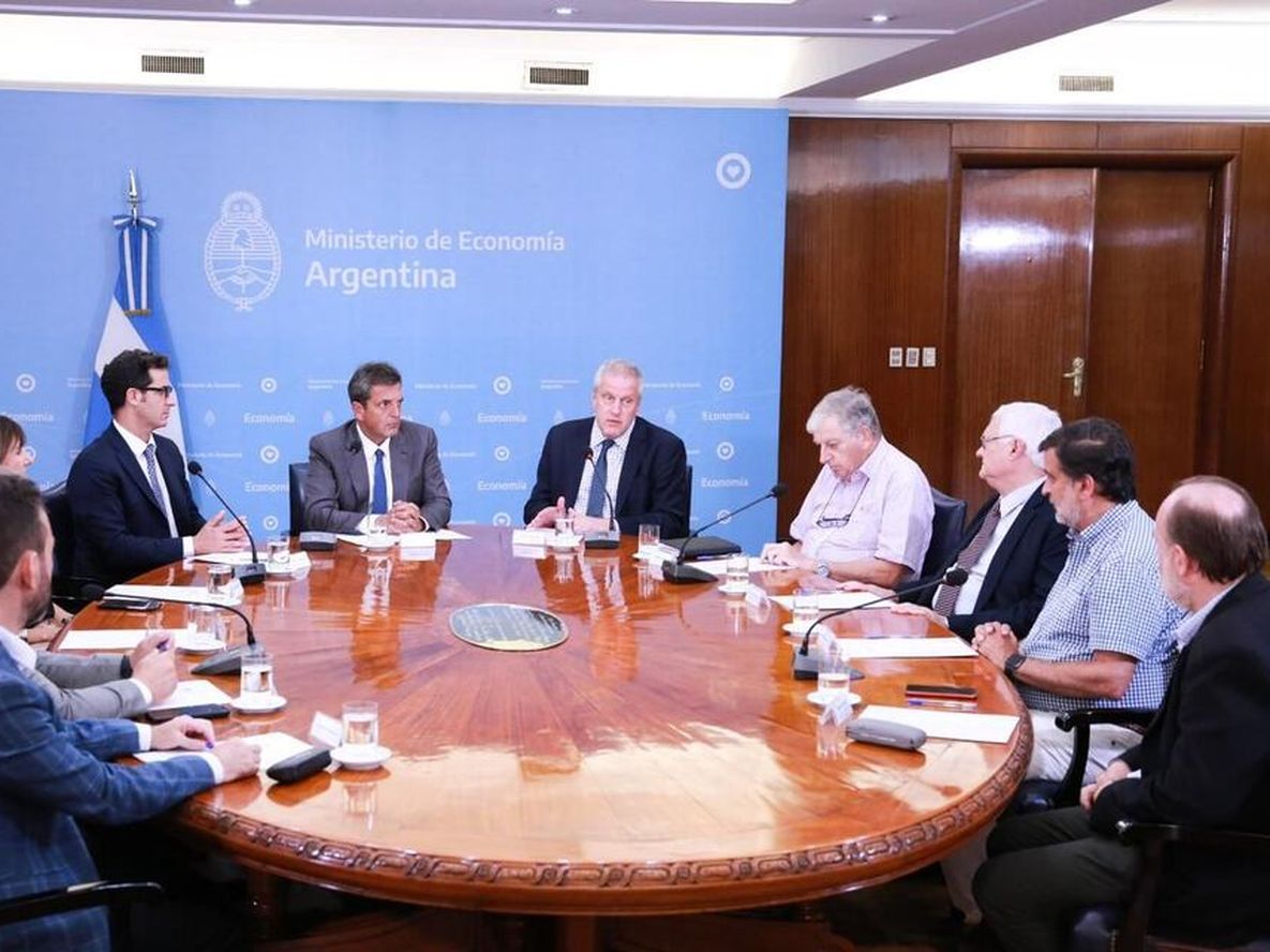 Sergio Massa, junto a otros ministros y representantes de entidades educativas en la reunión en el Palacio de Hacienda. Foto: Gentileza