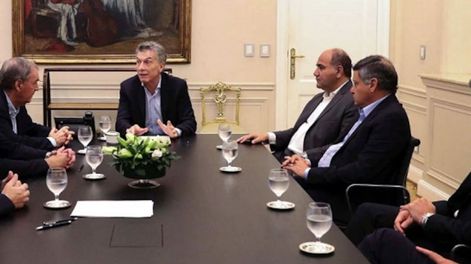 Cuando la foto importa más que la reunión - Por Carlos La Rosa