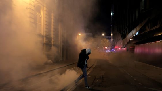 París. Un hincha francés camina entre gas pimienta tras los disturbios por la semifinal del Mundial (AP / Lewis Joly)