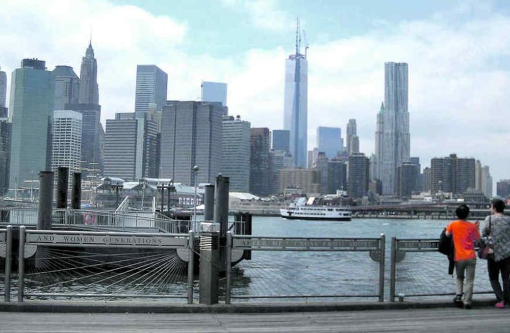 Imponente vista de Manhattan desde Brooklyn. El edificio más alto, a la izquierda, es el Empire State, y al centro, el nuevo Freedom Tower, en el 11S Memorial.