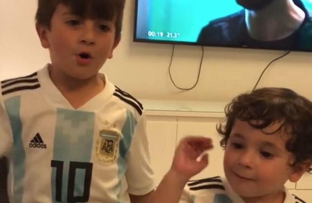 Este es el vamos, vamos Argentina según Thiago y Mateo Messi