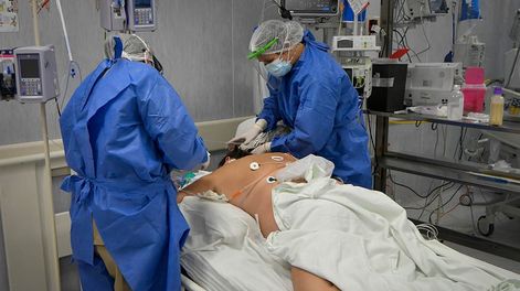 Los Andes | Aunque requiere mucha gestión y cuesta, clínicas y hospitales logran conseguir insumos pero a un altísimo costo.  /  Foto : Orlando Pelichotti