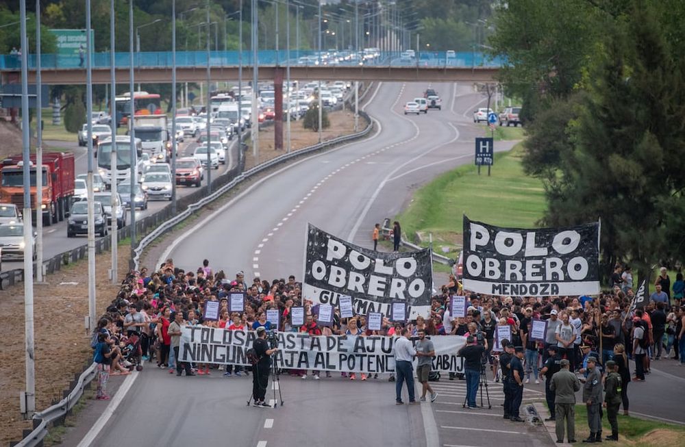 Cortes y caos vehicular: el Polo Obrero hizo piquetes en accesos y rutas de MendozaDesde las 18 se manifiestan sobre el Acceso Este. Se trata de una protesta nacional contra el Ministerio de Desarrollo Social por las bajas en el programa Potenciar Trabajo.Redacción Los AndesFoto: Ignacio Blanco / Los Andes