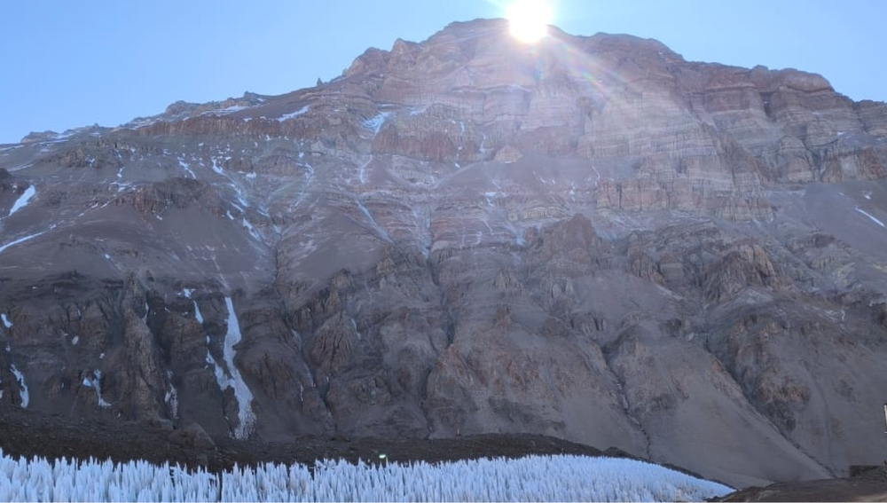 Salida del Sol detrás de la cumbre del Aconcagua durante el solsticio de verano. Foto: Gentileza Miguel Doura
