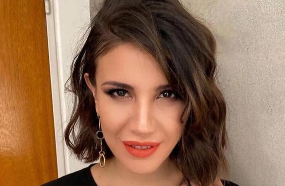 La modelo posó con un súper escote fluorescente.