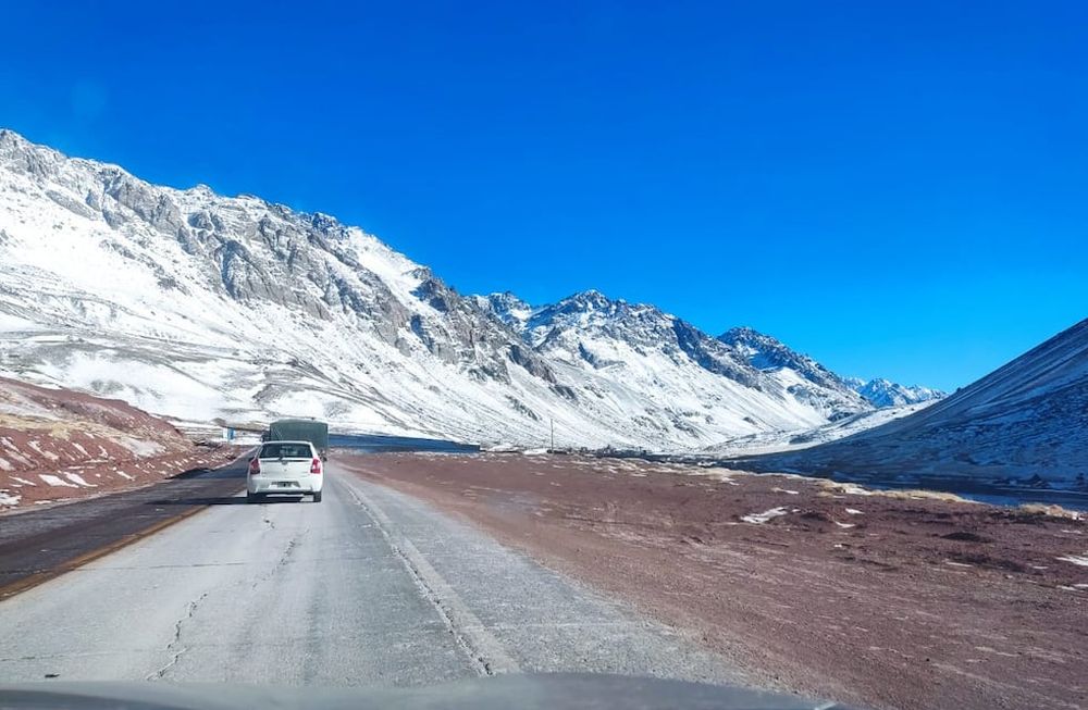 Alta montaña: Despejado con viento débil del noroeste. Desmejorando hacia la tarde y noche con aumento de nubosidad, ventoso con probabilidades de precipitaciones.