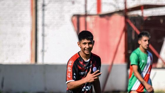 Matías Dieli festeja el tercer gol de su cuenta personal en el triunfo de Huracán Las Heras sobre Fray Luis Beltrán por la fecha 12 de la Liga Mendocina. Foto: Prensa Huracán
