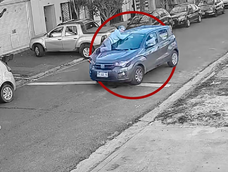 Una mujer fue arrastrada sobre el capot durante un violento robo en Ramos Mejía. Una mujer fue arrastrada sobre el capot durante un violento robo en Ramos Mejía.