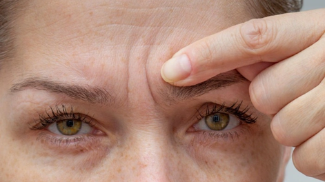 Entrecejo marcado: una señal de resentimiento y enojo acumulado según la psicología.