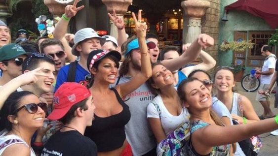 Vicky Xipolitakis fue a Disney y le sacaron más fotos que a Mickey