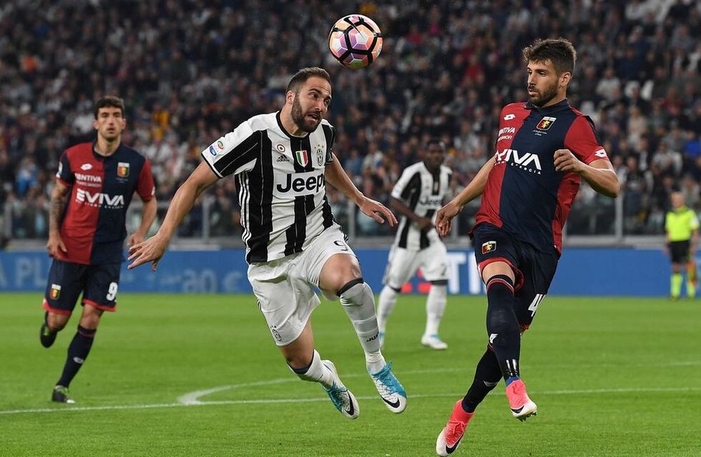 Juventus, con Higuaín, derrotó al Genoa y acecha al Napoli