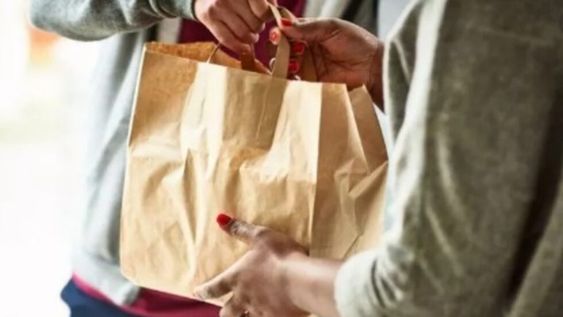 Pidió comida a domicilio, el repartidor se equivocó y sus vecinos aprovecharon el error.