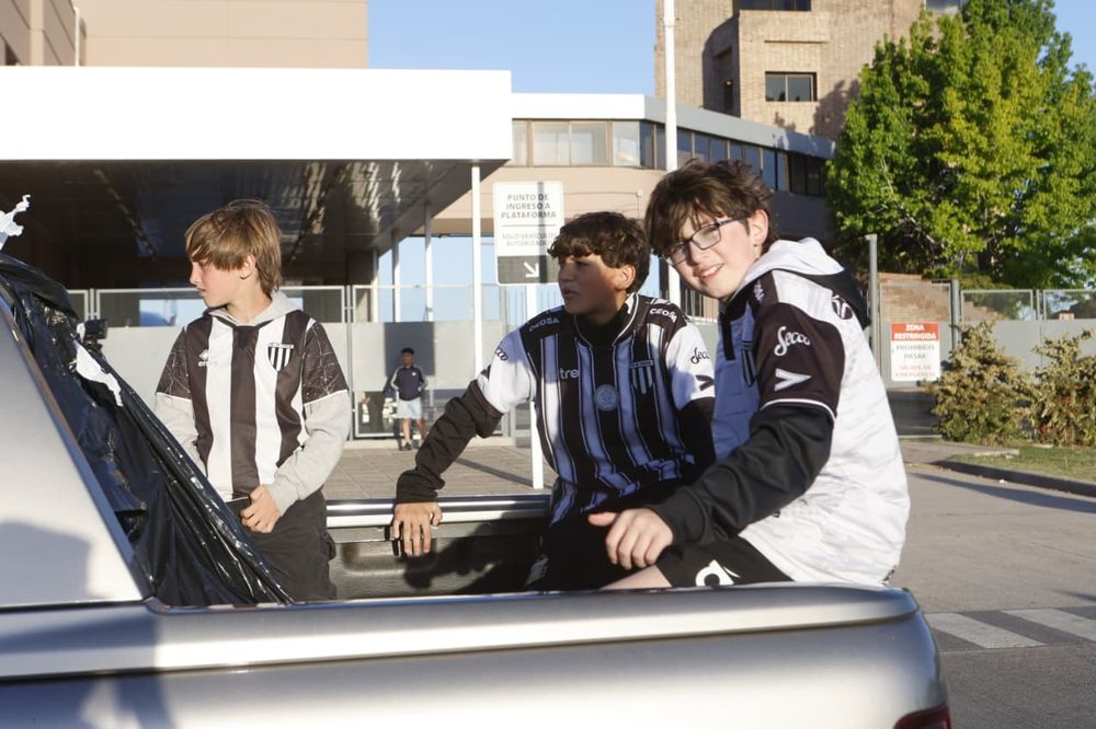 Aliento eterno: hinchas de todas las edades coparon las calles para homenajear al plantel.