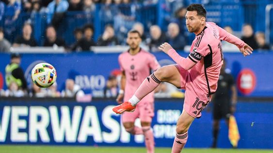 El argentino Lionel Messi, del Inter Miami, remata en el partido de la MLS disputado el sábado 11 de mayo de 2024, ante Montreal (Graham Hughes/The Canadian Press via AP)