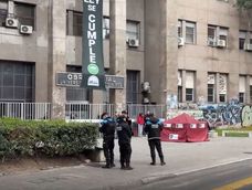 Murió un joven de 22 años tras caer desde el tercer piso de un edificio de la UBA en Recoleta.