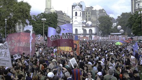 Marcha por el Día de la Memoria, a 49 años del golpe militar. Las columnas de las distintas organizaciones de Derechos Humanos, políticas y sindicales empiezan, a copar la Plaza de Mayo, donde fue el acto central.
