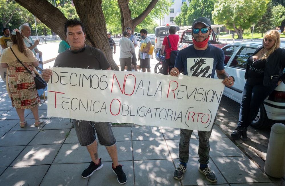 Productores rurales y trabajadores de distintos departamentos protestaron frente a casa de Gobierno en contra de la RTO. Foto: Ignacio Blanco / Los Andes