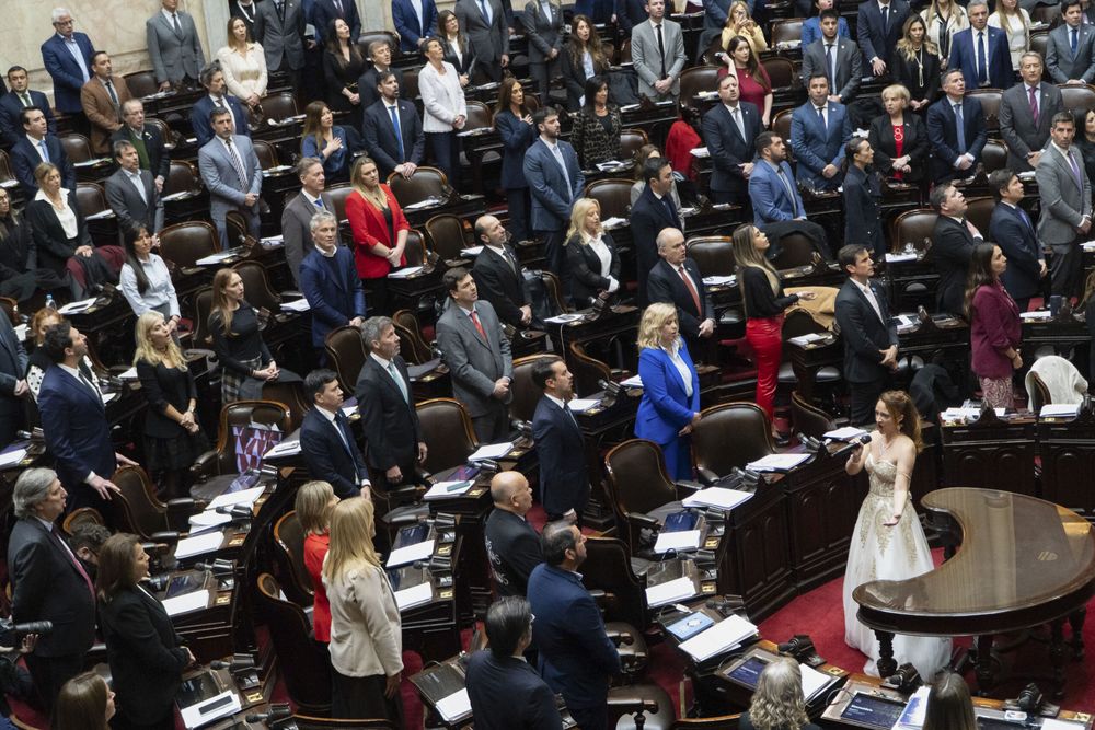 La Cámara de Diputados inició este mediodía la sesión para debatir los proyectos de Reforma del Banco Central, Inocencia Fiscal II y del Tratado de cooperación en materia de Patentes, entre otras iniciativas.