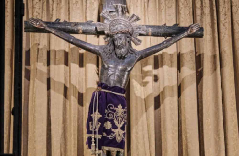 Hasta algunos días atrás se creía que el Santo Cristo era de color negro y que su construcción databa del siglo XVI. Foto: EFE / Marta Perez.