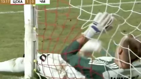 Tremendo blooper: le sacó la vista a la pelota y la metió en su propio arco