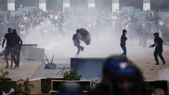 Enfrentamientos con la policía antidisturbios francesa después de una marcha en memoria de Nahel, de 17 años, asesinado por la policía francesa en Nanterre, cerca de París. EFE
