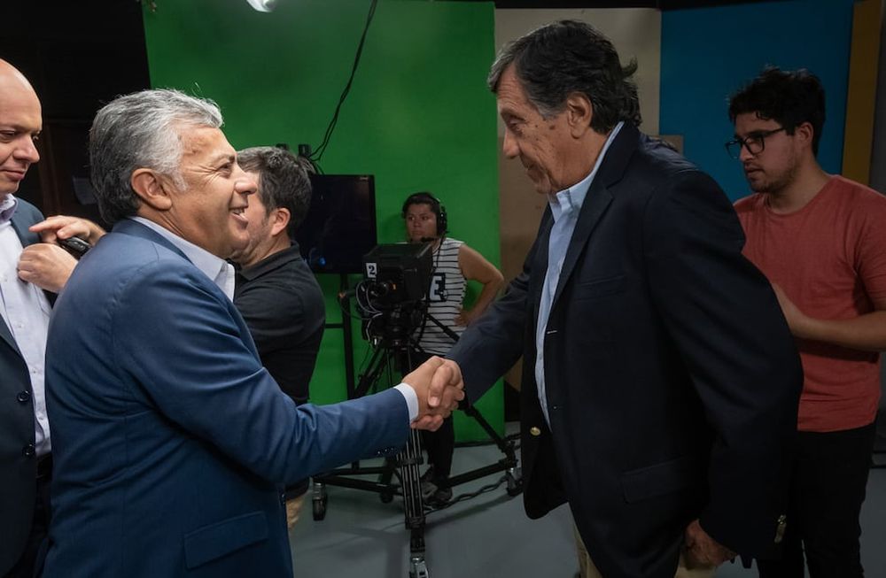Los exgobernadores Alfredo Cornejo y Arturo Lafalla se saludaron antes de grabar en el encuentro del ciclo Pilares. Foto: Ignacio Blanco / Los Andes