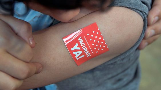 Mendoza ya comenzó a vacunar a chicos de más de 3 años y avanza con la inmunización de casi toda la población. Foto: Orlando Pelichotti / Los Andes