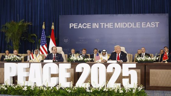 El presidente egipcio, Abdel Fattah al-Sisi (izq.), y el presidente estadounidense, Donald Trump (der.), asisten a la ceremonia de firma de la Cumbre de Paz de Gaza en Sharm el-Sheij.