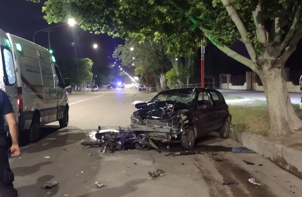 La moto en la que viajaba la mujer quedó incrustada bajo el Renault Clio cuyo conductor estaba borracho.
