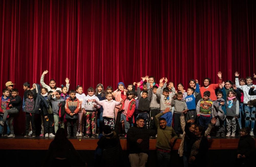Niños y niñas del merendero “Yo sí te creo” disfrutaron de Chapote Circus en el Teatro Mendoza