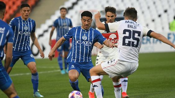 Mereció más. Nelson Acevedo (5) encara ante la marca de Baldi (25), mientras Tomás Castro Ponce (27) observa. El Tomba mostró otra postura y determinación frente a Tigre. / José Gutiérrez