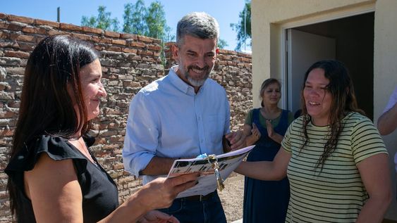 El intendente Ulpiano Suarez, junto a autoridades del Instituto Provincial de la Vivienda, entregó viviendas reconstruidas en el barrio El Libertador