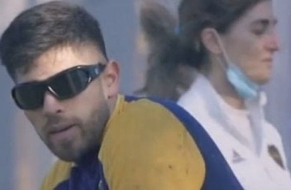 El año pasado sorprendió mucho cuando Boca difundió imágenes del arquero con unos lentes, pero luego se conoció que formaron parte de un ejercicio específico. / Gentileza.