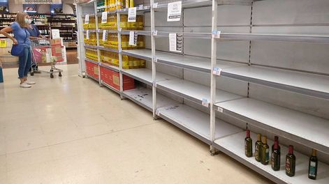 Los Andes | Las góndolas de algunos hipermercados sufren faltantes de productos de la canasta básica. Otros tienen límite de compra por grupo familiar. Foto: Mariana Villa