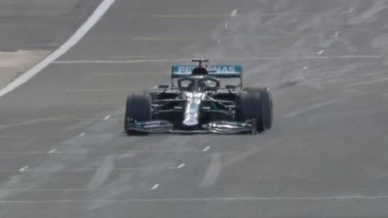 Así fue la agónica última vuelta de Hamilton en 3 ruedas