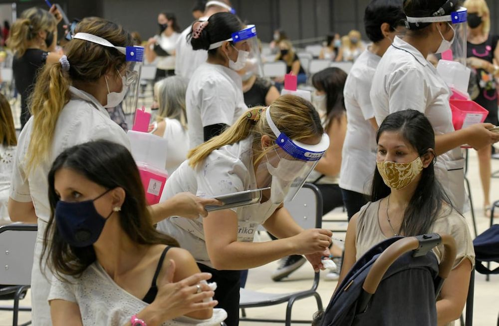 La ministro de salud aseguró que están estudiando diferir la segunda dosis para “tener más gente vacunada, aunque sea con menos protección”. Foto: Orlando Pelichotti / Los Andes.