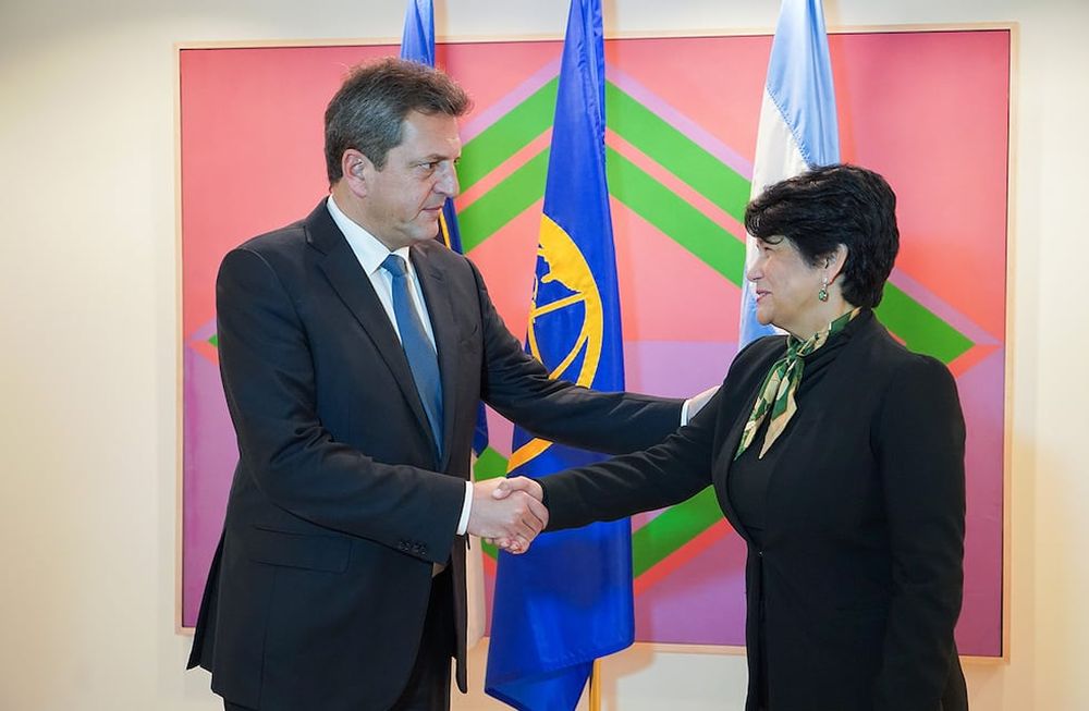 Massa y las autoridades del BID firmaron el contrato que habilita el desembolso de 700 M de USD que fortalecerán las reservas de Argentina.