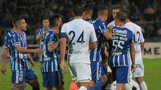 Emmanuel Más y Mauro Zárate calentaron el final del partido