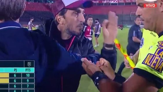 El entrenador de Lanús trató mal al árbitro.
