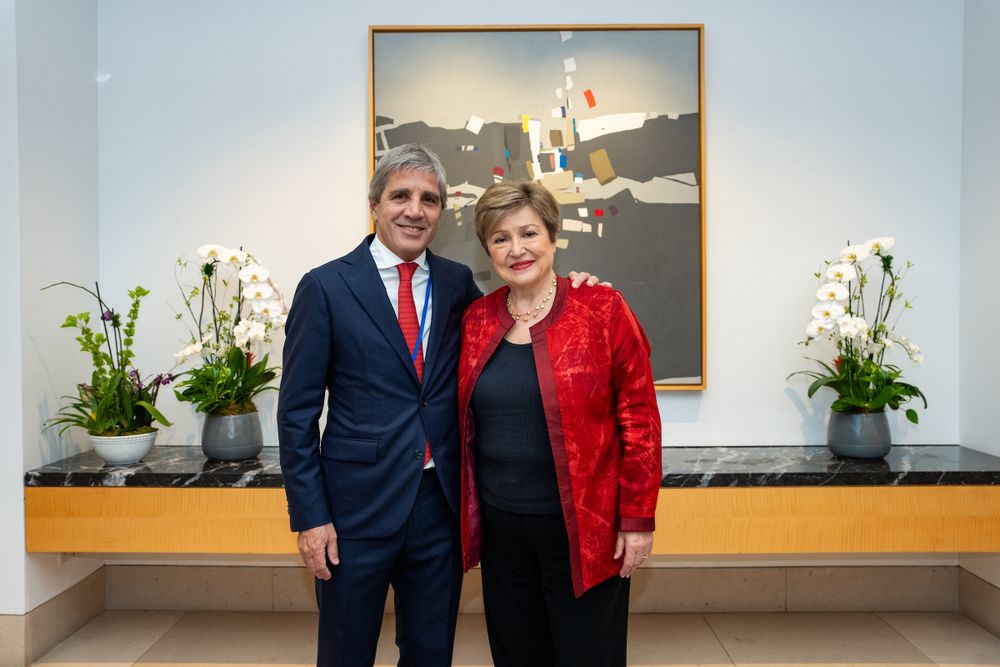 El ministro de Econom&iacute;a Luis Caputo junto a Kristalina Georgieva, titular del FMI.