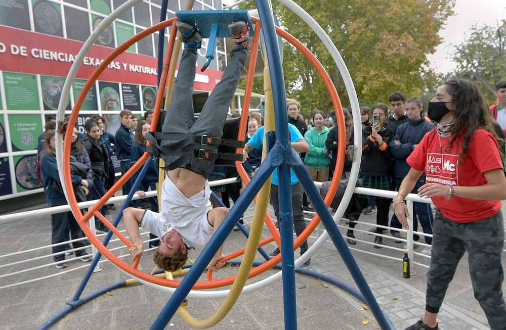 21 de abril 2022 SociedadFeria Mendociencia 2022Se desarrolla una nueva edición de Feria de las Ciencias Mendociencia 2022 en la Facultad de Ciencias  Exactas y Naturales abierta a la comunidad educativaFoto: Orlando Pelichotti/ Los Andes