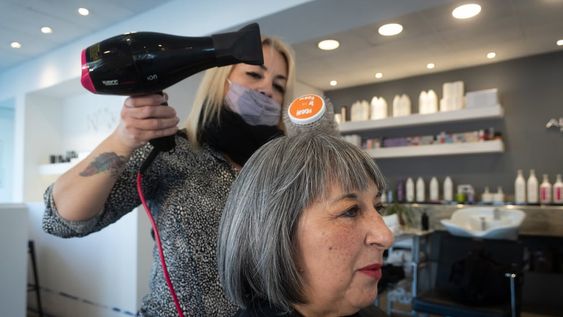 Las canas o pelo cano es una tendencia que tomó mucha fuerza durante la pandemia y este año. Cada vez más mujeres se suman a lucir su pelo al natural. - Ignacio Blanco / Los Andes