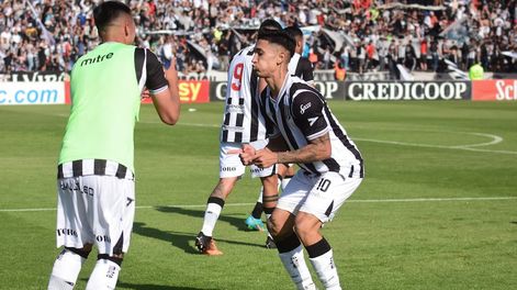 Santi Solari festejó como el colombiano Borja tras el gol a Independiente Rivadavia. / Mariana Villa - Los Andes