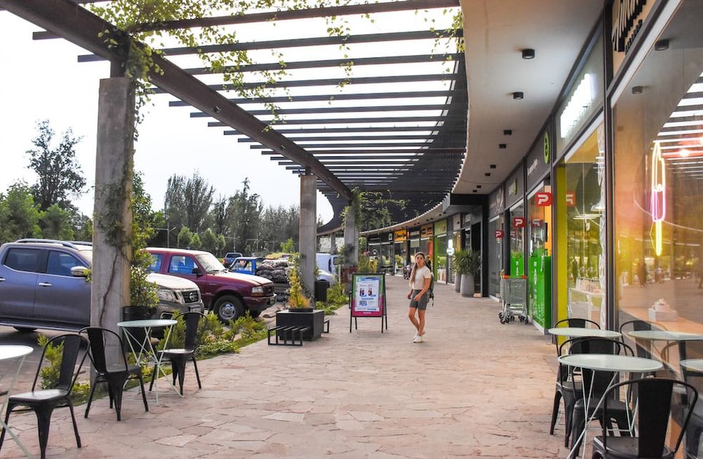 Los strip center crecen en distintos puntos del Gran Mendoza y acompañan la expansión urbana y comercial de los departamentos.