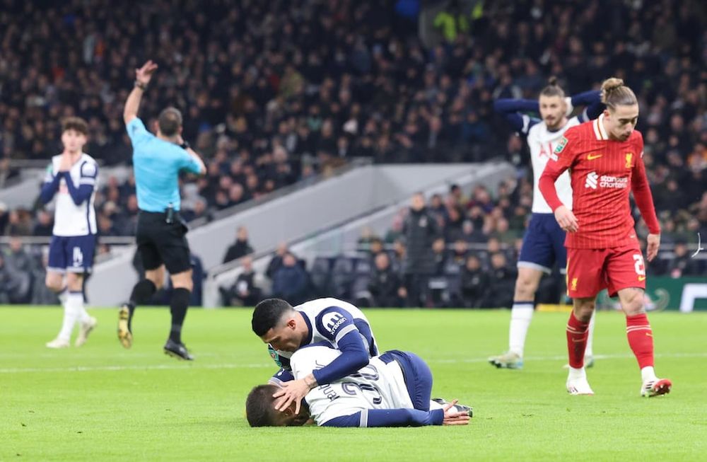 Pedro Porro del Tottenham atiende a Rodrigo Bentancur del Tottenham mientras yace en el suelo durante el partido de semifinales de la Copa EFL entre el Tottenham Hotspur y el Liverpool FC, en Londres (Reino Unido), 08 de enero de 2025. (Reino Unido, Londres) EFE/EPA/ NEIL HALL