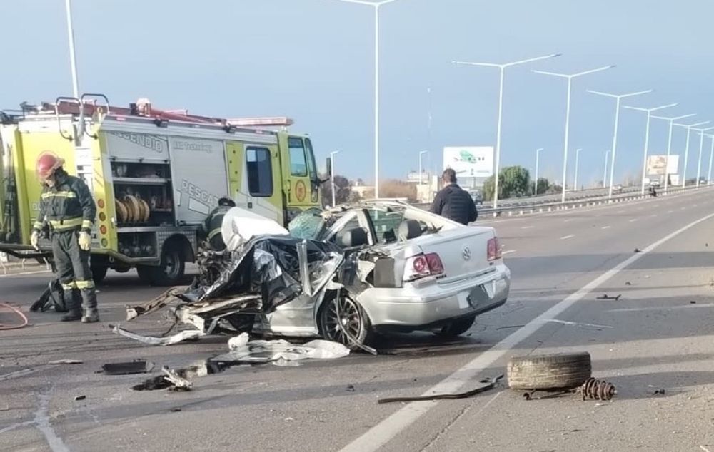 Así quedó el auto tras chocar contra el colectivo en el Acceso Sur (Godoy Cruz)