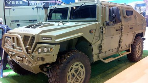 Insólito: este es el vehículo militar de US$ 600 mil que fue lanzado en paracaídas en España.&nbsp;